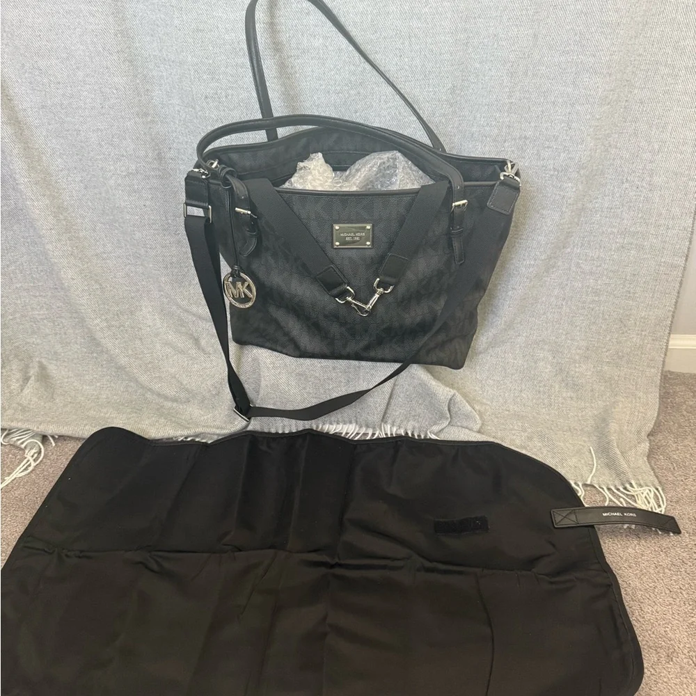 Michael Kors Black Embossed Baby Diaper Handbag With Baby Changing Pad & Pockets - Picture 3 of 10